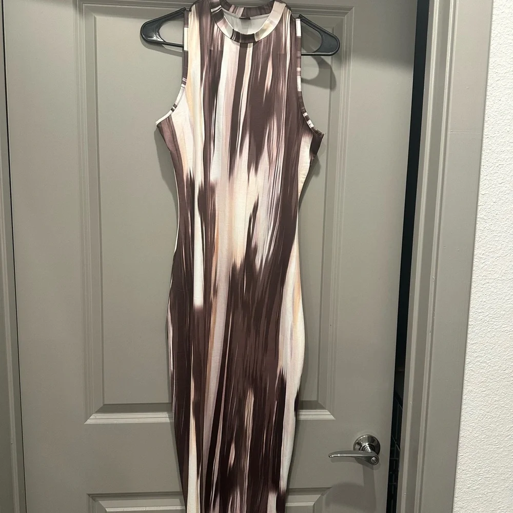 Elegant Brown and Cream Sleeveless Dress - Picture 1 of 3